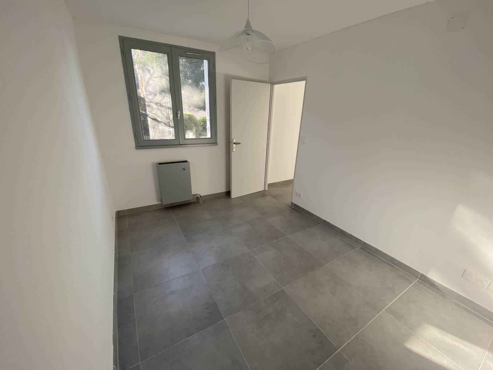 appartement T4 rénové à louer à aix en provence 3 chambres cuisine ouverte terrasse garage 