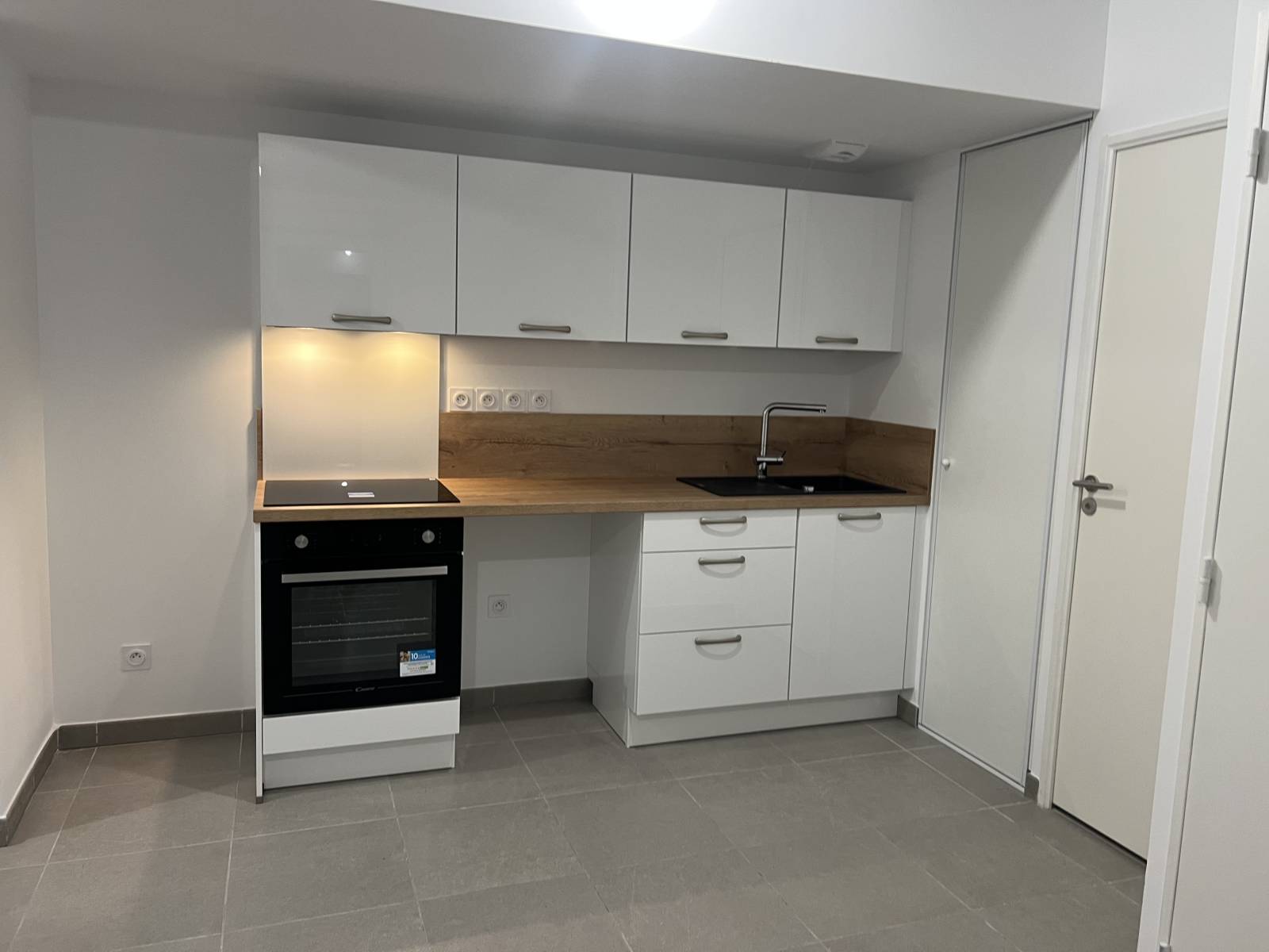 Appartement T2 avec terrasse à louer dans le centre-ville de Pelissanne