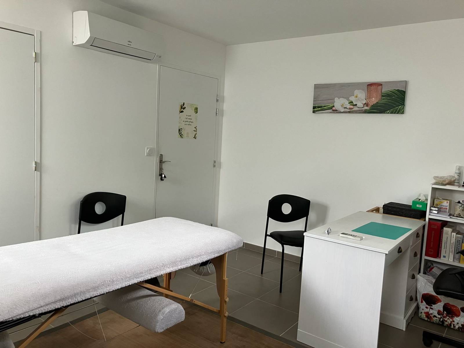 velaux location d'un local en rez de chaussée climatisé avec salle d'attente commune à velaux