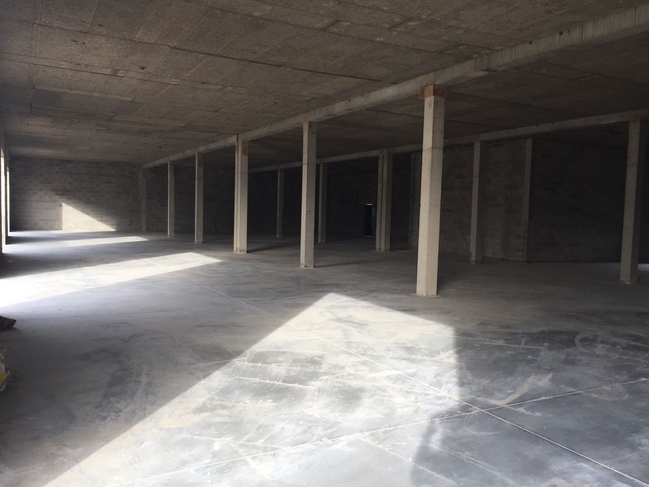 immeuble à louer avec surfaces de stockage état neuf 13510 éguilles à louer