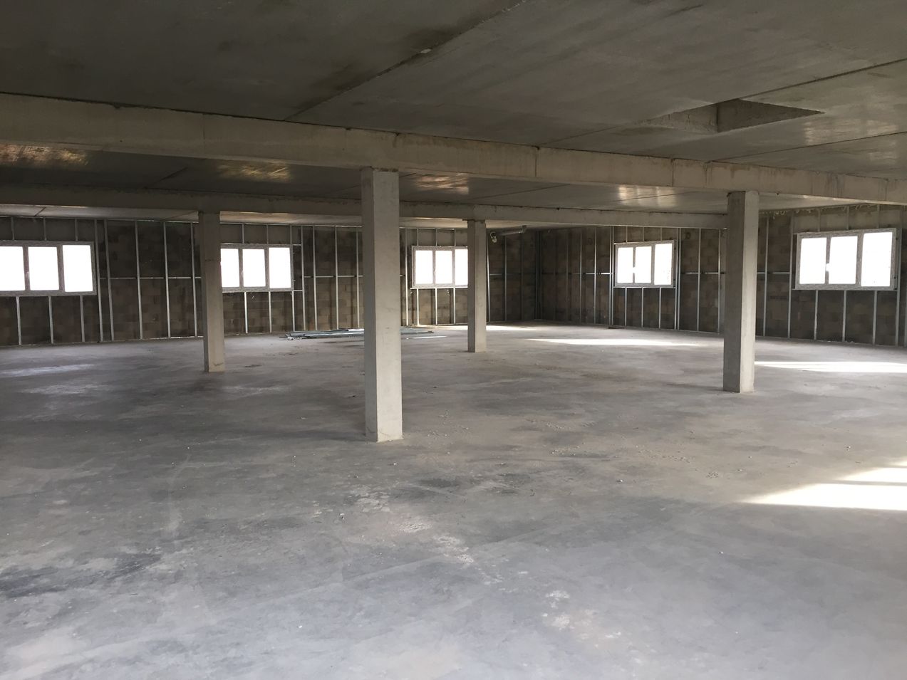 surfaces de bureaux divisibles à louer à eguilles 13510