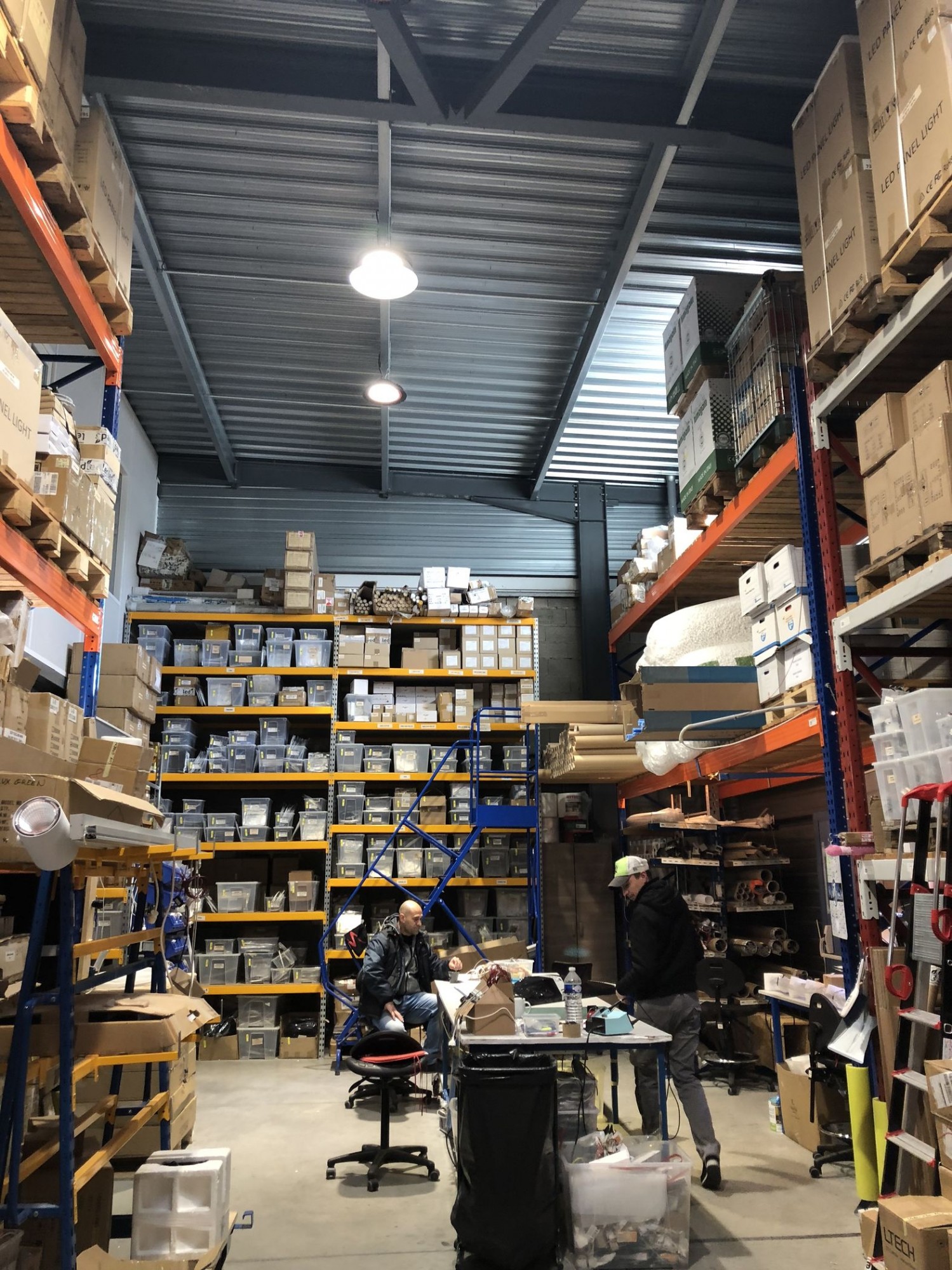 stockage et bureaux attenant en location 13880