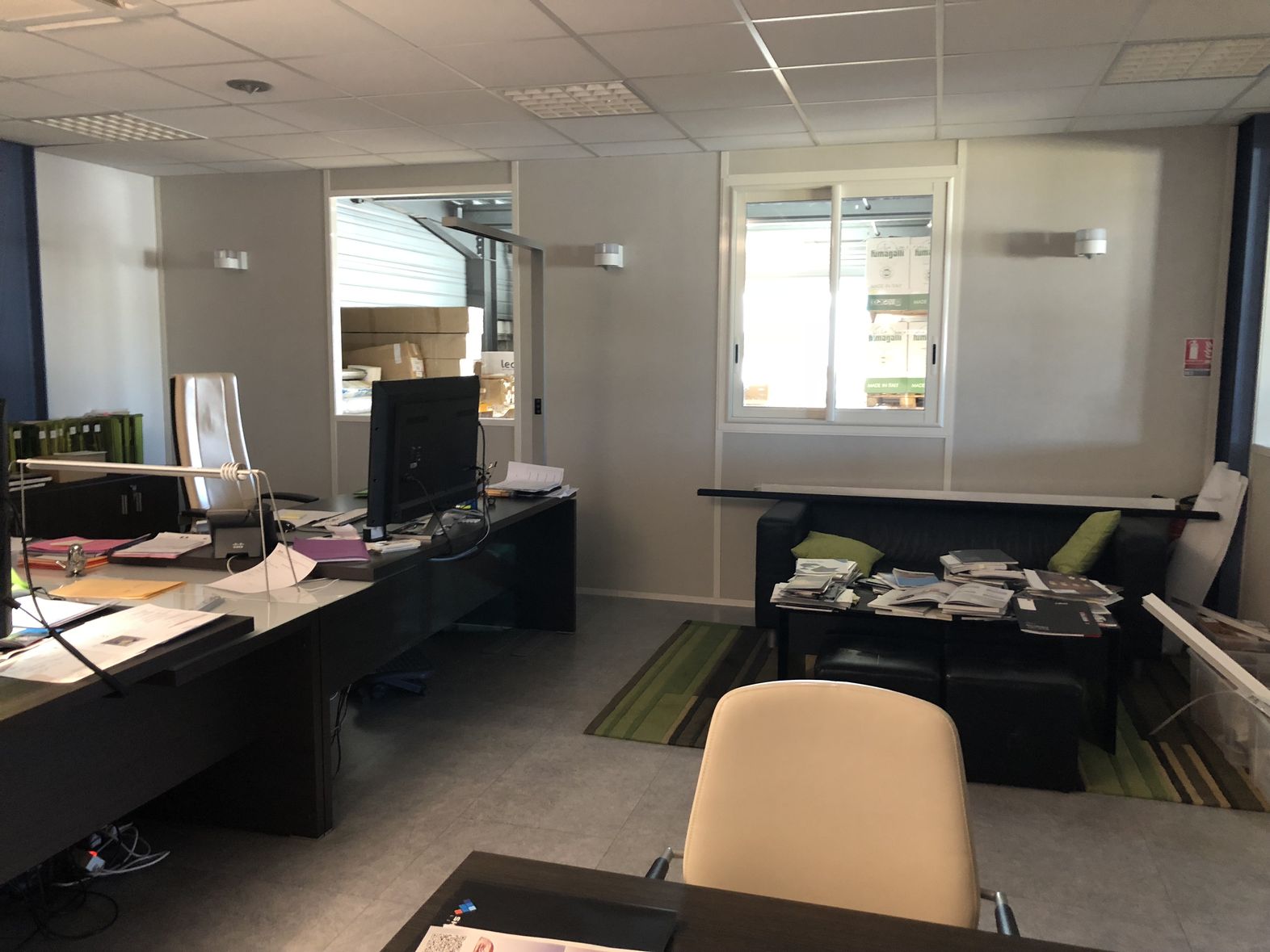 locaux d'activités  velaux  parc d'activités de la verdière places de parking privatives