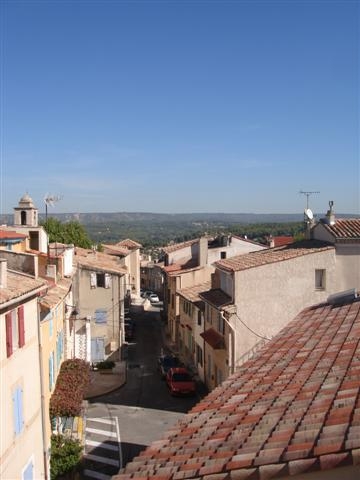 Appartement  velaux  village très bon état, stationnement facile.