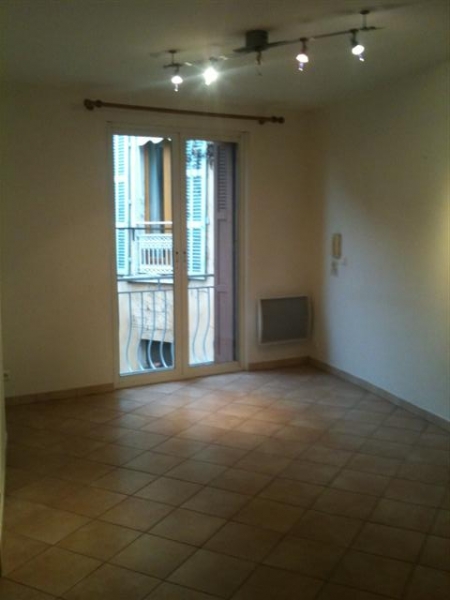 eguilles maison de village  2 chambres en tres bon etat garage terrasse