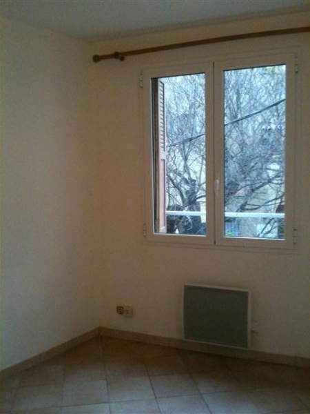 eguilles maison de village  2 chambres en tres bon etat garage terrasse