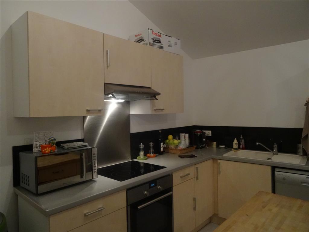 Appartement  velaux  village très bon état, stationnement facile.