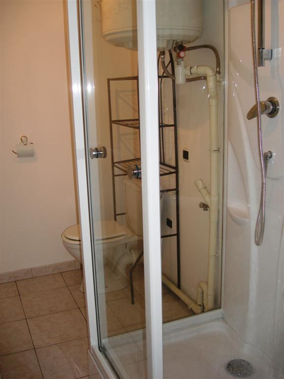 salle d'eau avec wc d'un studio en campagne à velaux