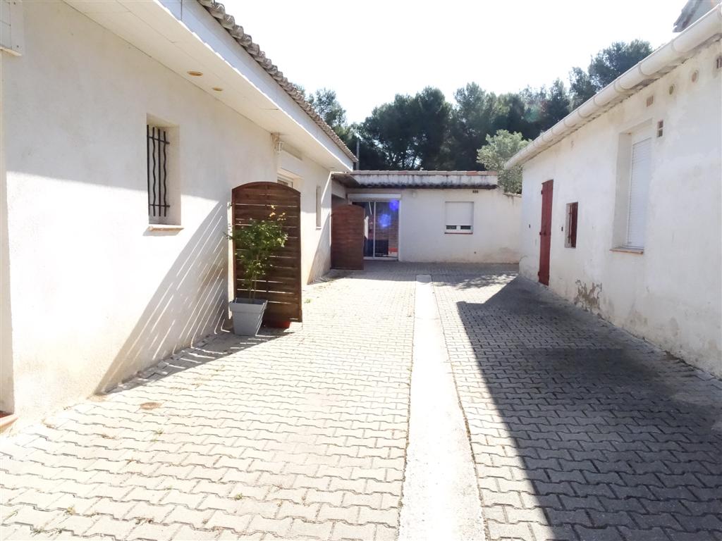 cour commune d'un appartement studio à velaux