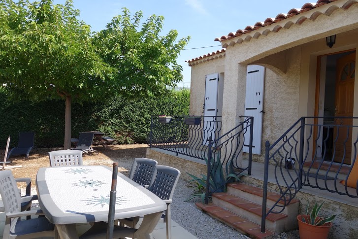 jardinet d'une maison T4 plein pied à la location 13880