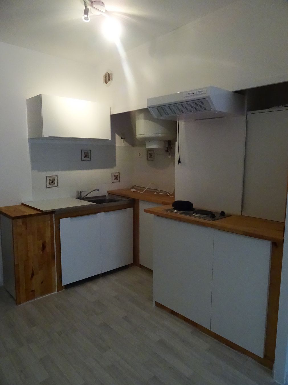 cuisine d'un T2 à louer à la fare les oliviers 13