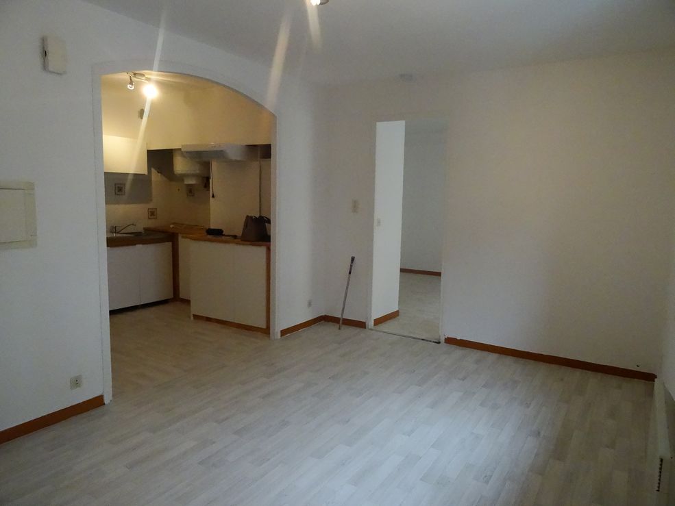 séjour de T2 à louer à la fare les oliviers 13580