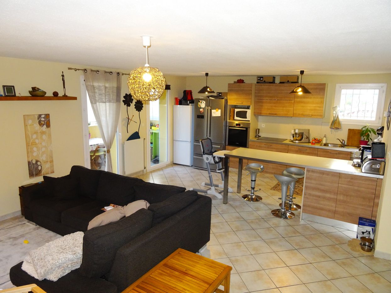 pièce à vivre séjour cuisine avec accès balcon en vente à velaux 13880