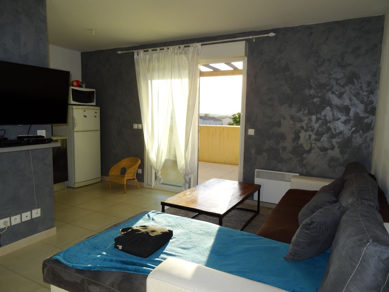 séjour cuisine d'un T3 en vente lançon de provence département 13