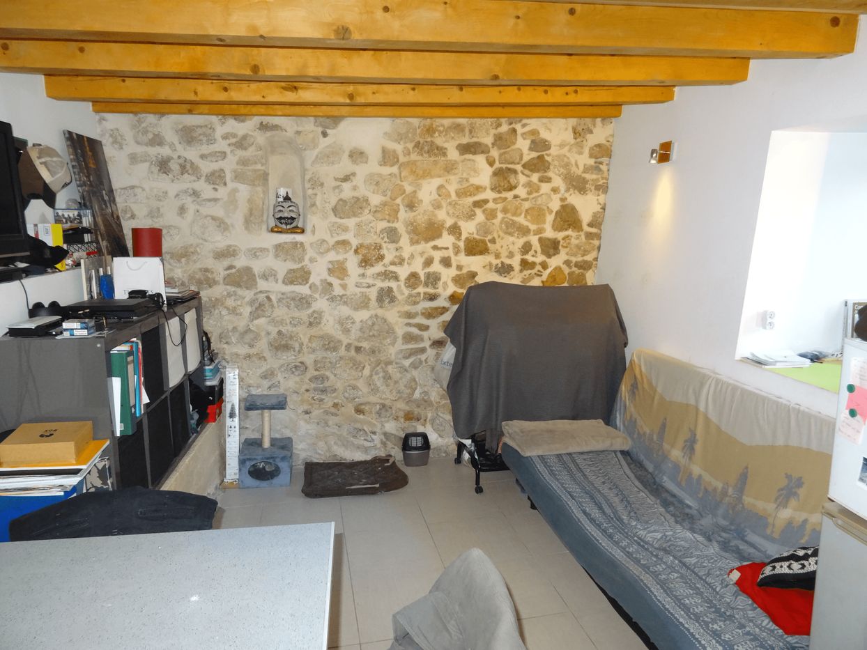 pièce aménagée en rdc dépendance ou bureau maison de village 13880