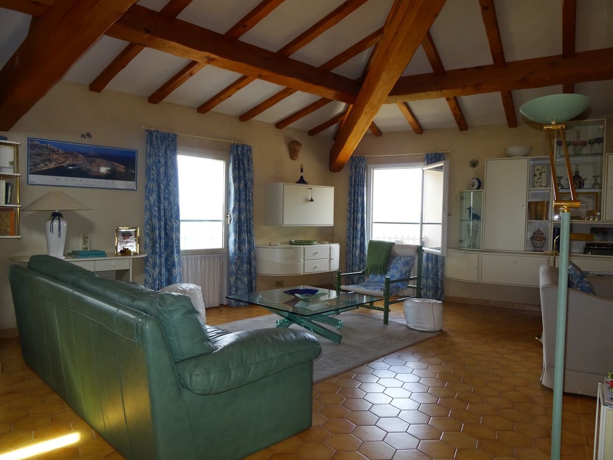 séjour avec cheminée d'une maison de village T4 en vente à ventabren 13