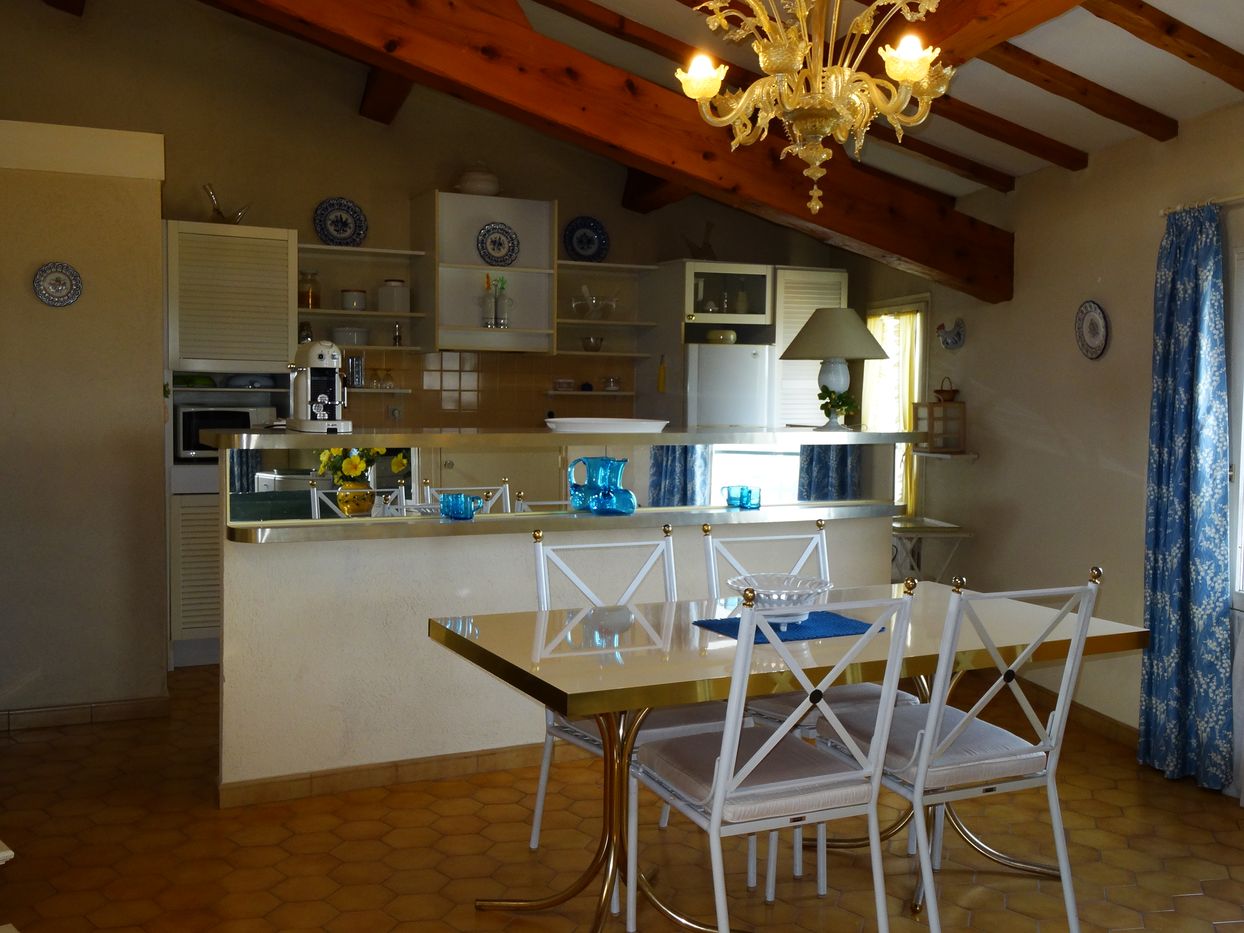 cuisine ouverte d'une maison T4 en vente à ventabren 13