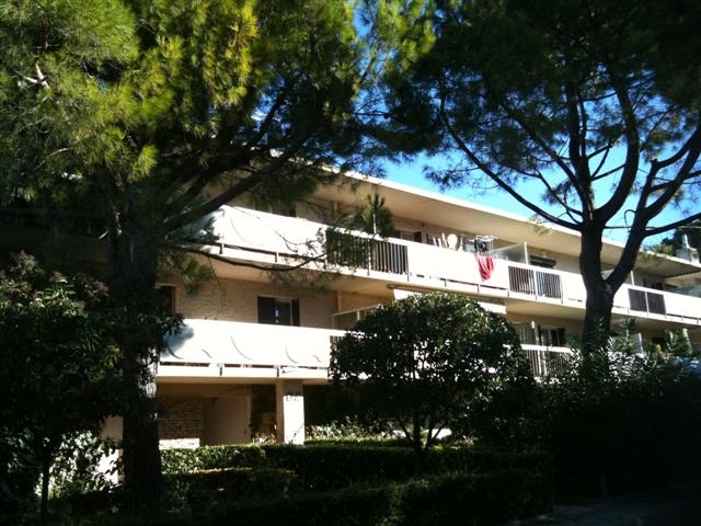 Appartement  Rognac centre ville  proximite commerces gare sncf prevoir travaux de proprete