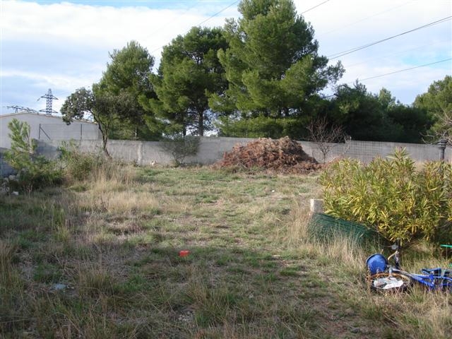 Terrain  rognac departement bouches du rhone  les barjaquets terrain cloturé proche bus
