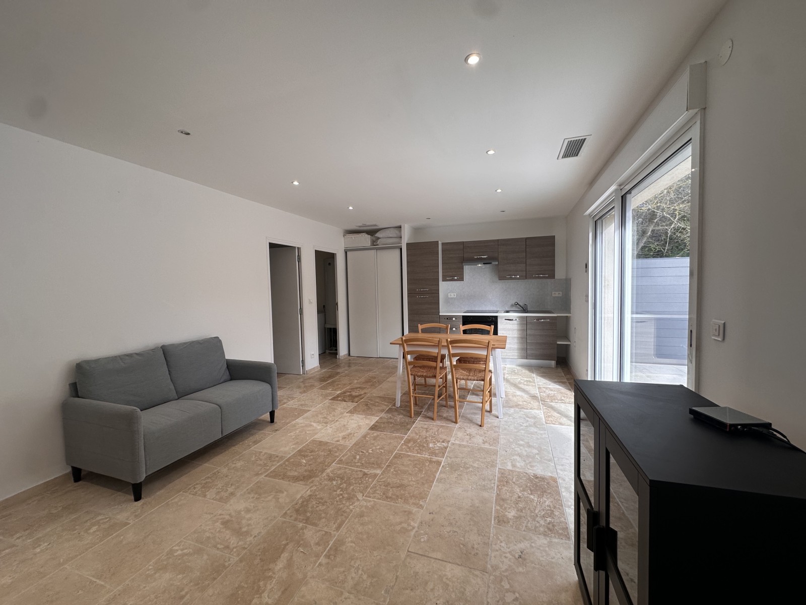 appartement en location à ventabren disponible immédiatement 2 chambres 