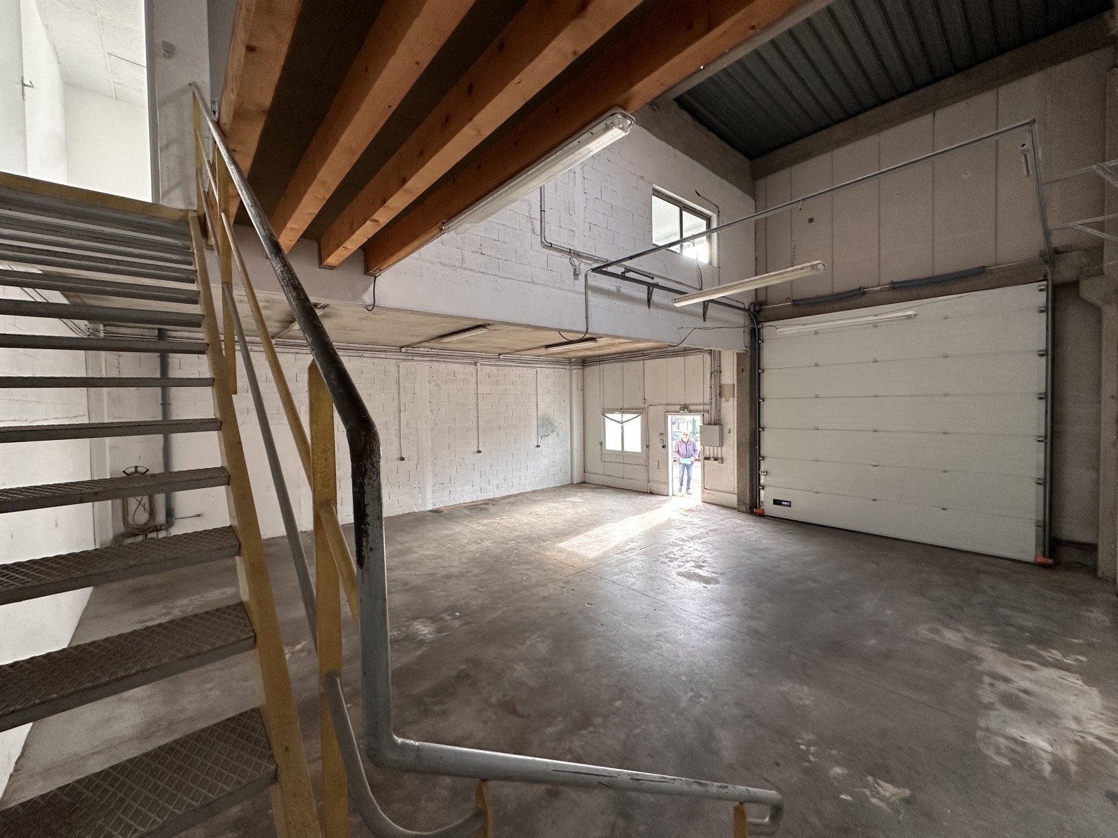 entrepôt à louer avec bureaux places de stationnement à velaux 13880