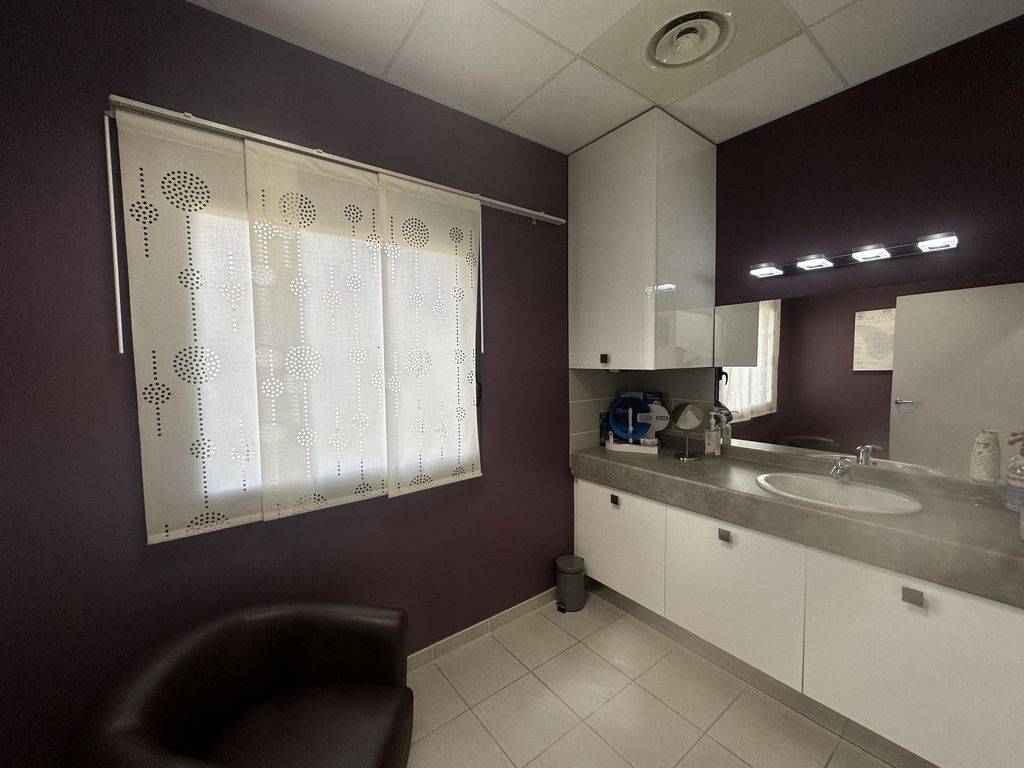 Immeuble professionnel dans un environnement économique à vendre à Velaux