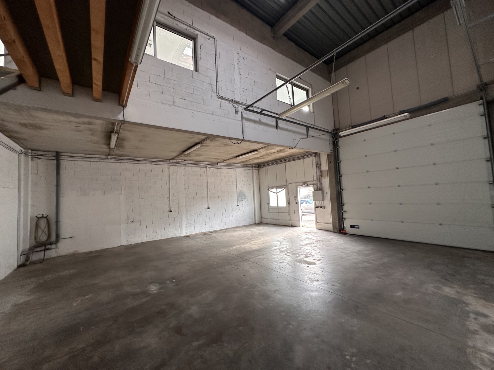 proximité autoroute locaux disponibles à velaux dans le parc d'activités de la verdière