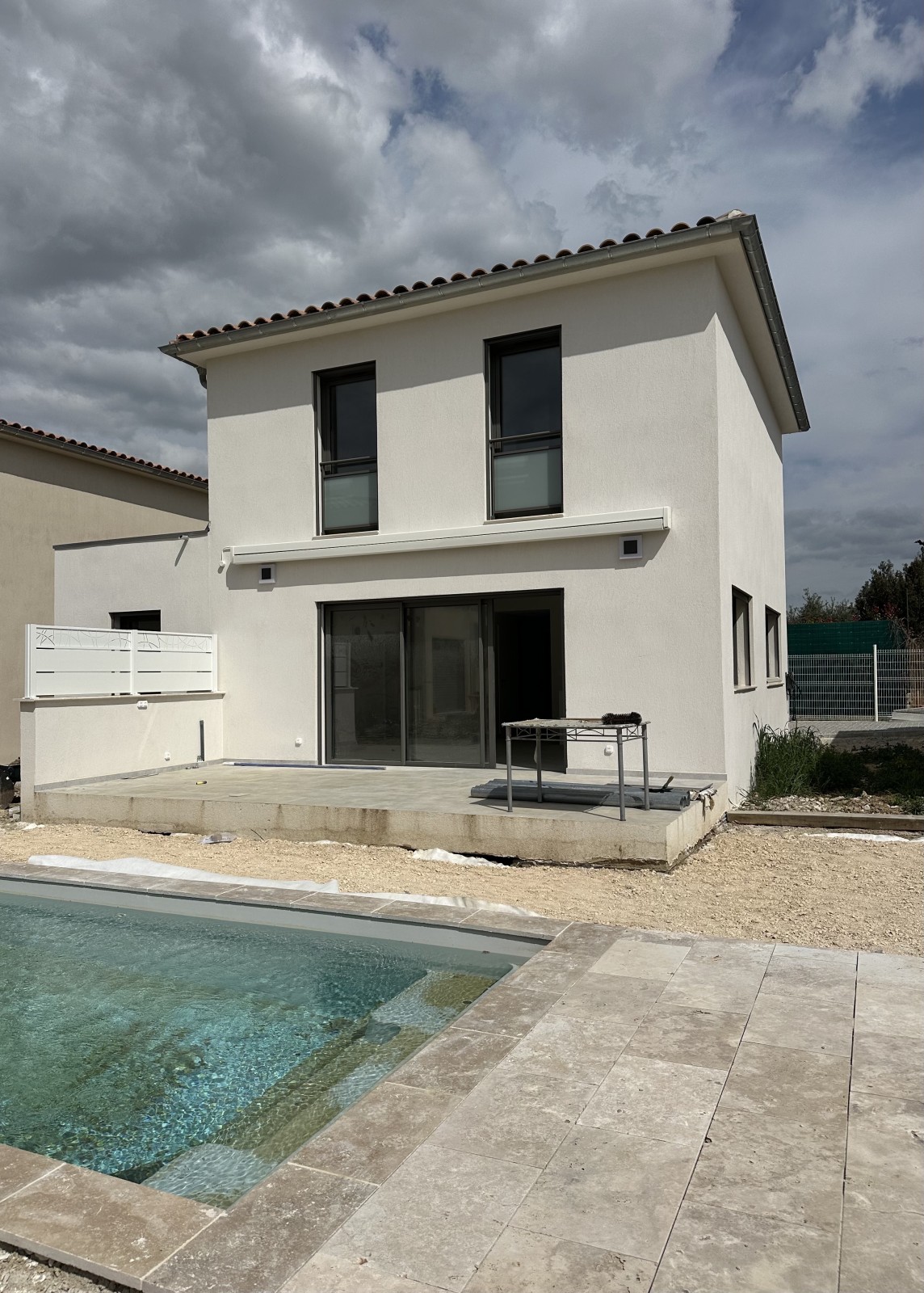 maison à louer à velaux 4 chambres terrasse et piscine dans un endroit calme état neuf