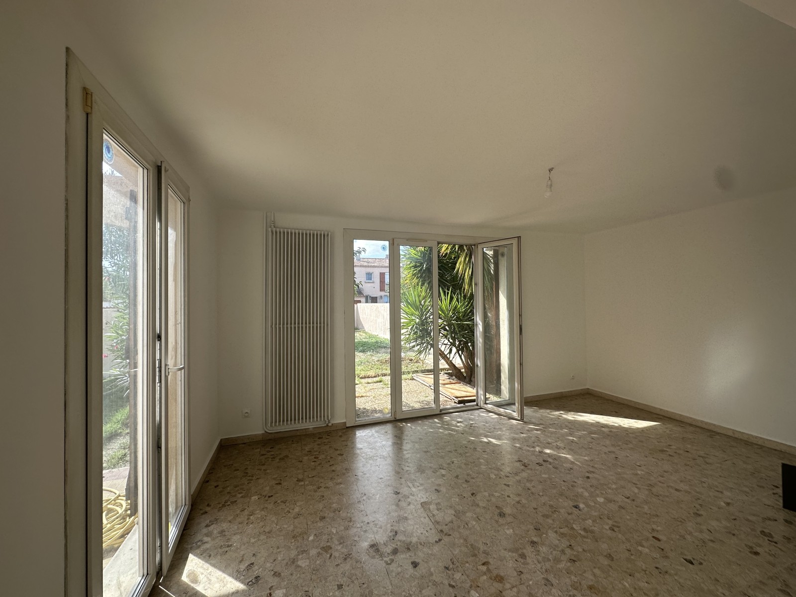 Maison T4 mitoyenne avec garage et jardin disponible à Marignane