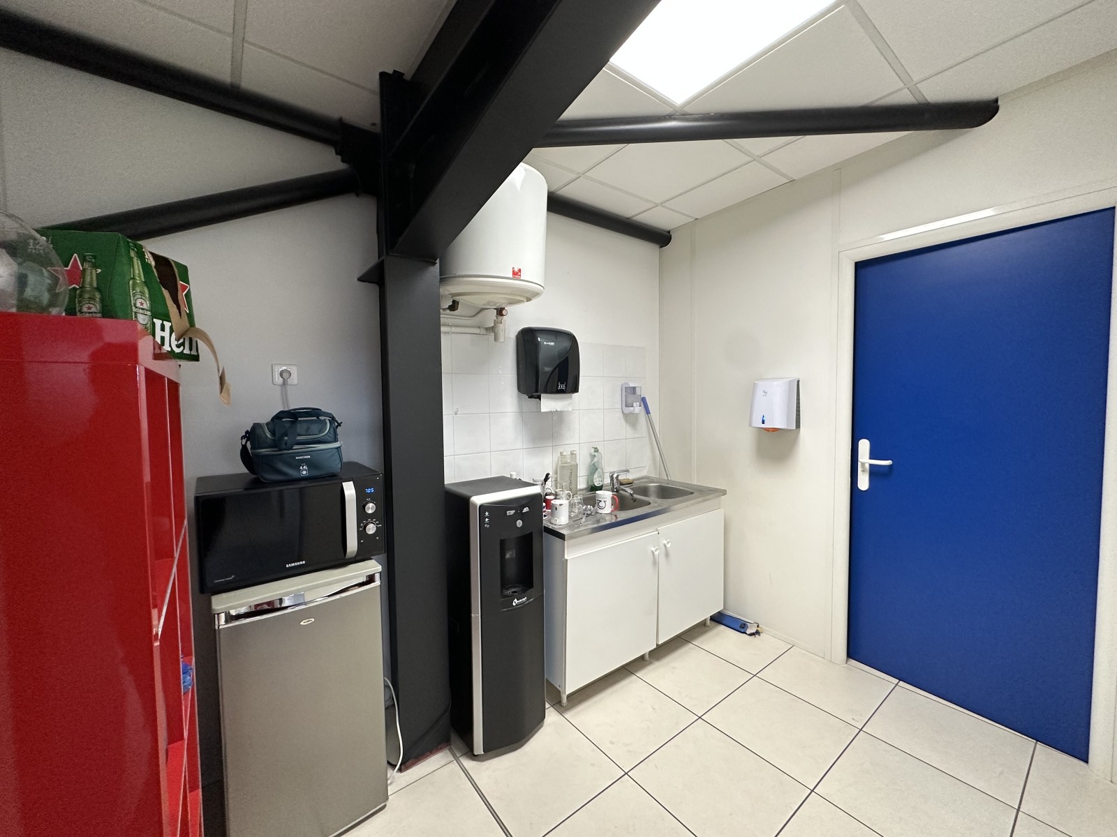 salle de repos parking pour entrepôt et bureaux en location à velaux 13880