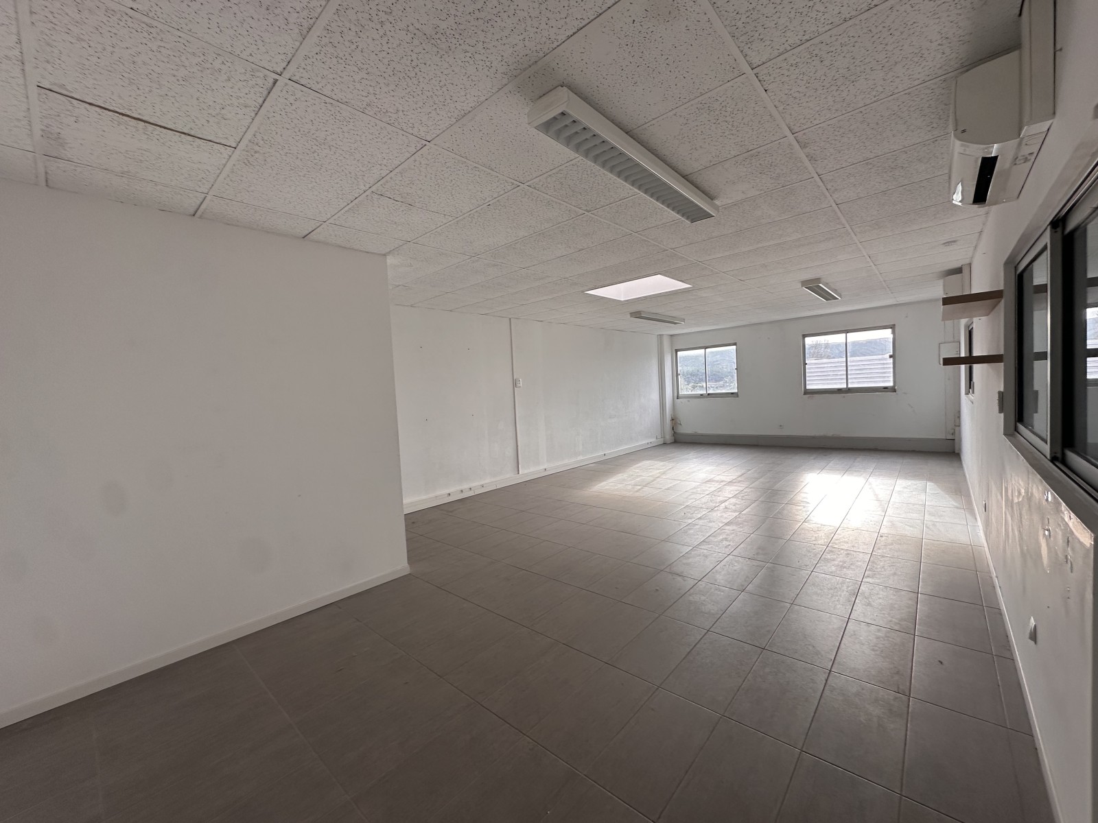 bureaux climatisés et entrepôt disponible en location à velaux 13880