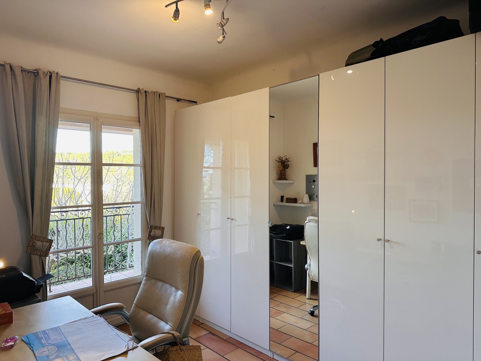 maison en location avec bureau quatre chambres et piscine village de ventabren 13122