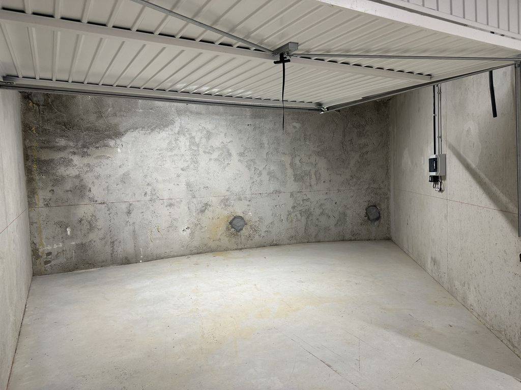 Aix en provence location d'un box garage 17m² dans résidence fermée 13090
