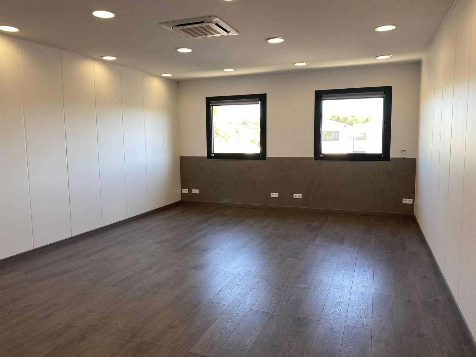 bureau climatisé à louer à velaux 13880 dans un immeublé récent