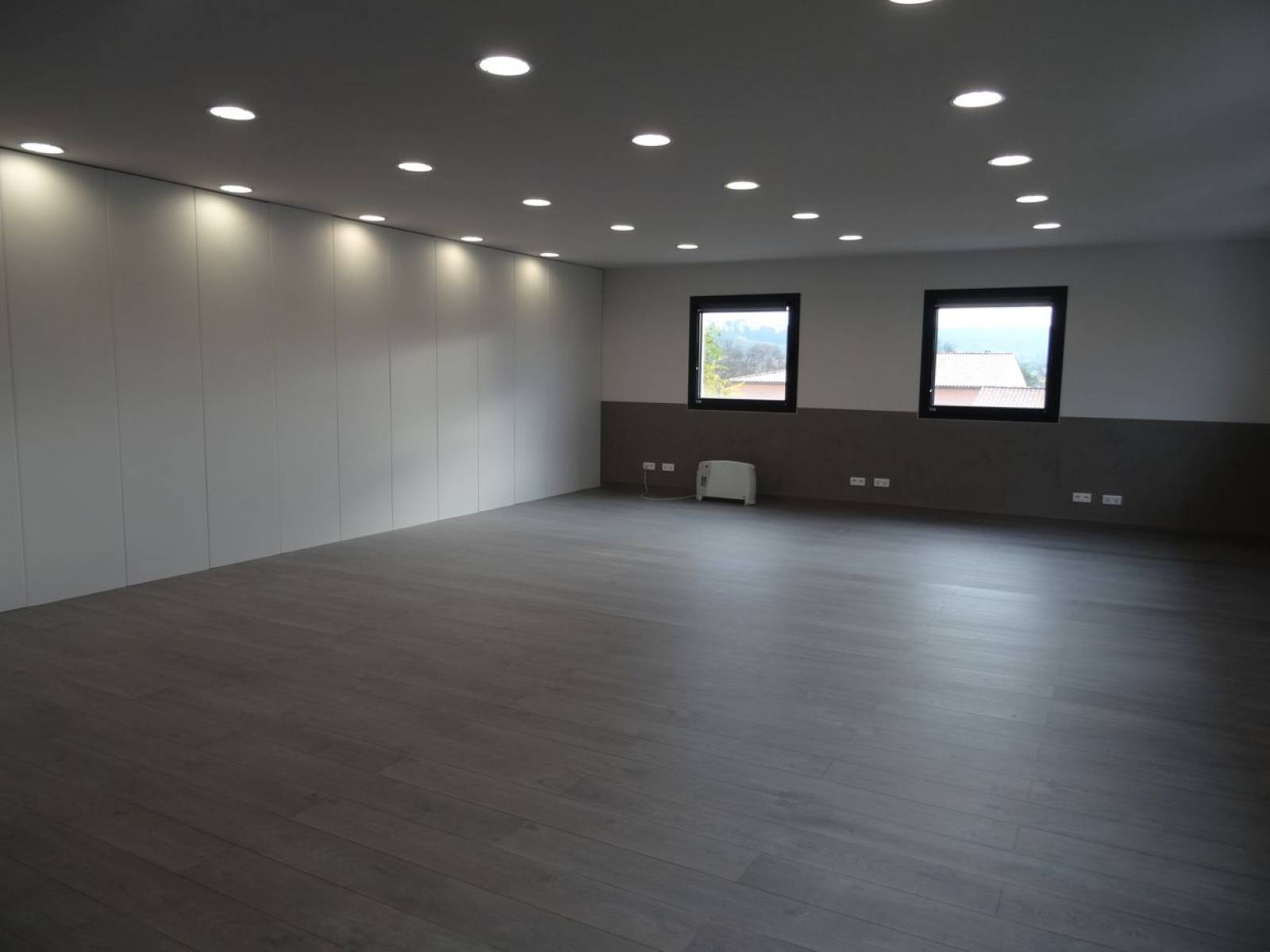 velaux bureaux à louer dans un ensemble clos avec parking