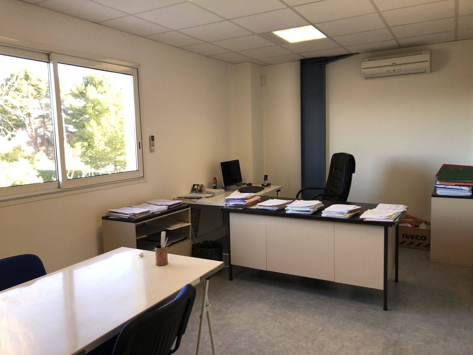 Immeuble  velaux  parc d'activités de la verdière excellent état