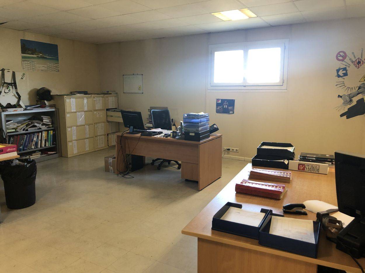 rognac à louer immeuble avec terrain privatif 13340