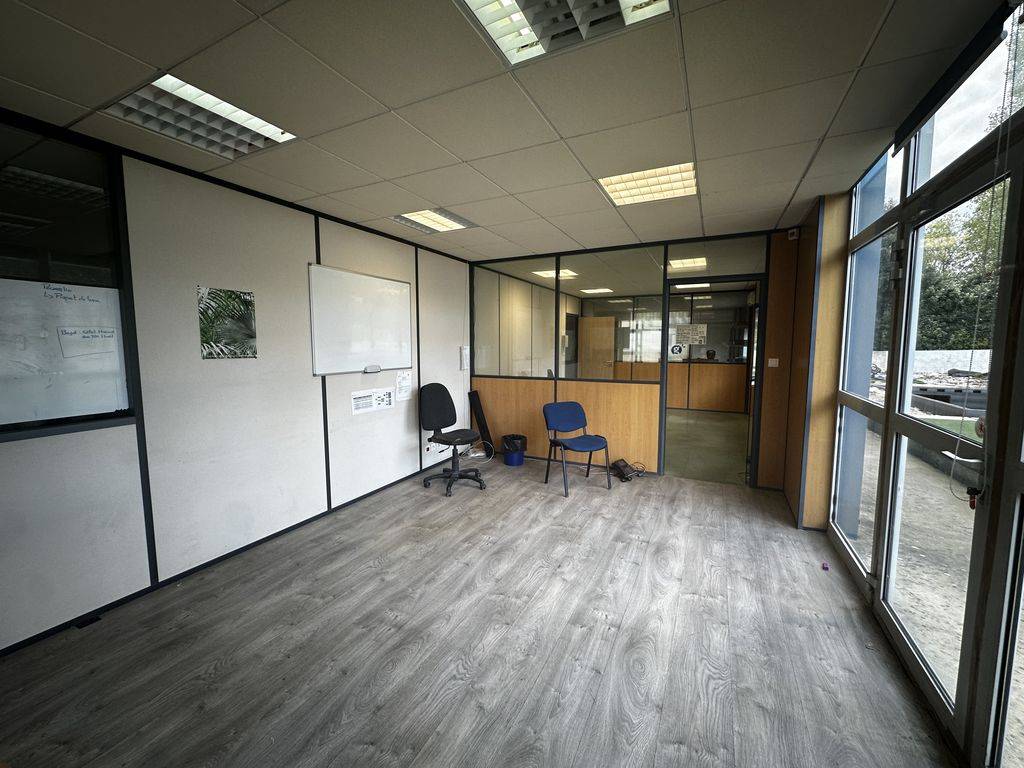 à vendre saint cannat zone de la pile immeuble avec locataire en place et bureaux climatisés