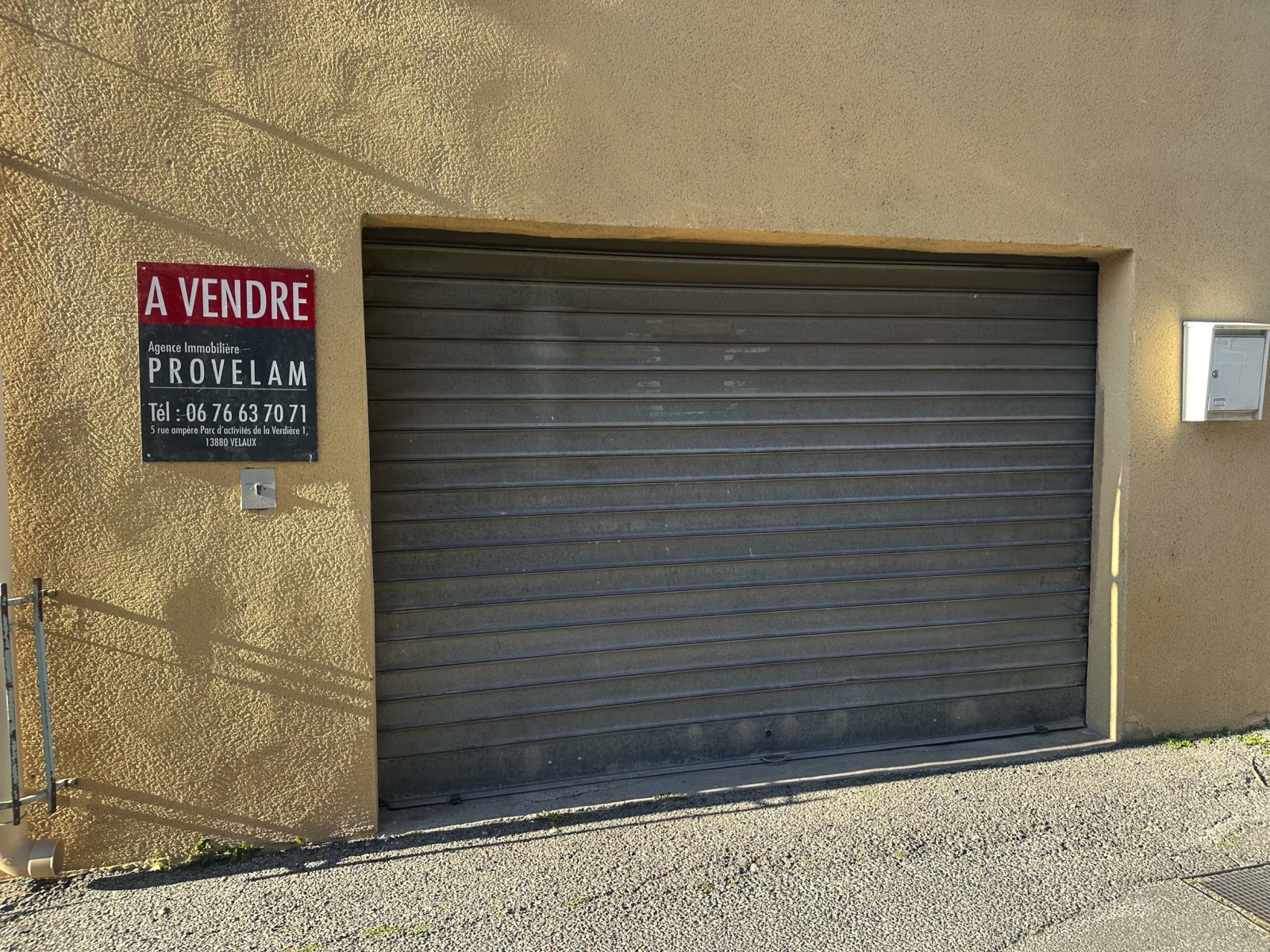 Local professionnel dans le centre d'eguilles