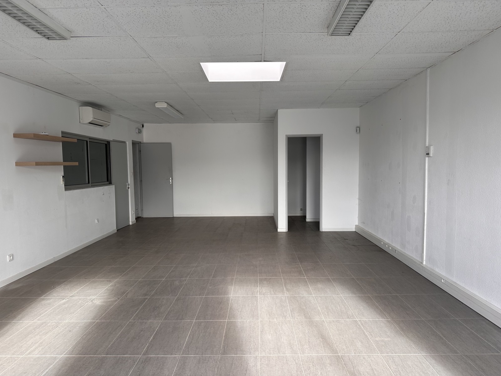 Local commercial au cœur d'un centre dynamique avec parking et visibilité