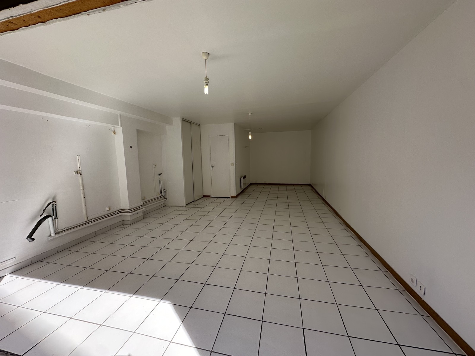 local professionnel en rez de chaussée à vendre à EGUILLES 13510