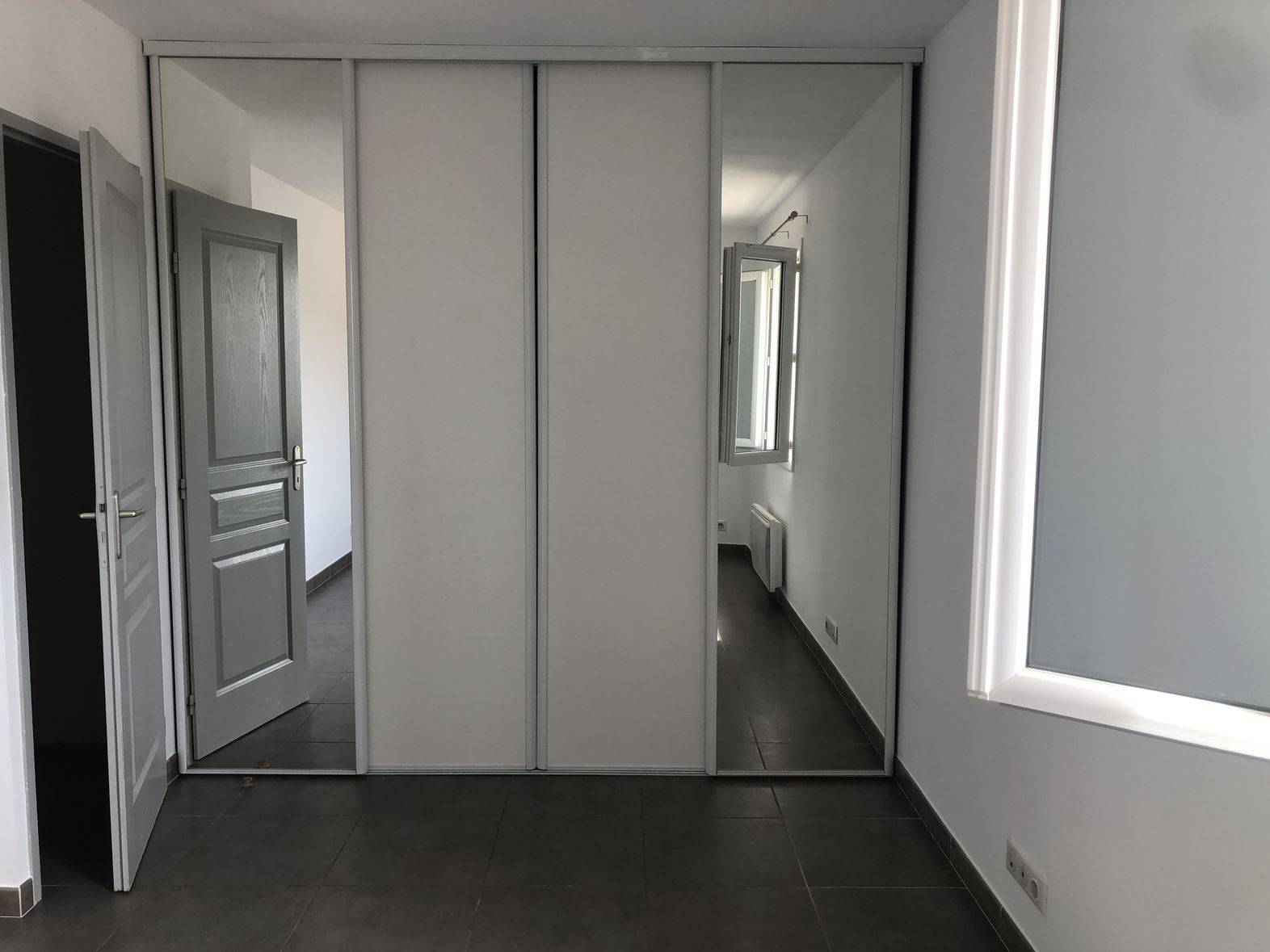 la fare les oliviers maison à louer T3 13580