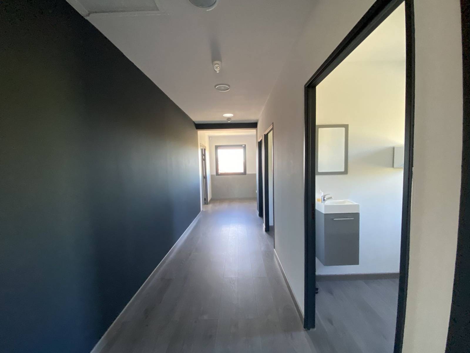 dans un ensemble immobilier à louer local climatisé à velaux 13880