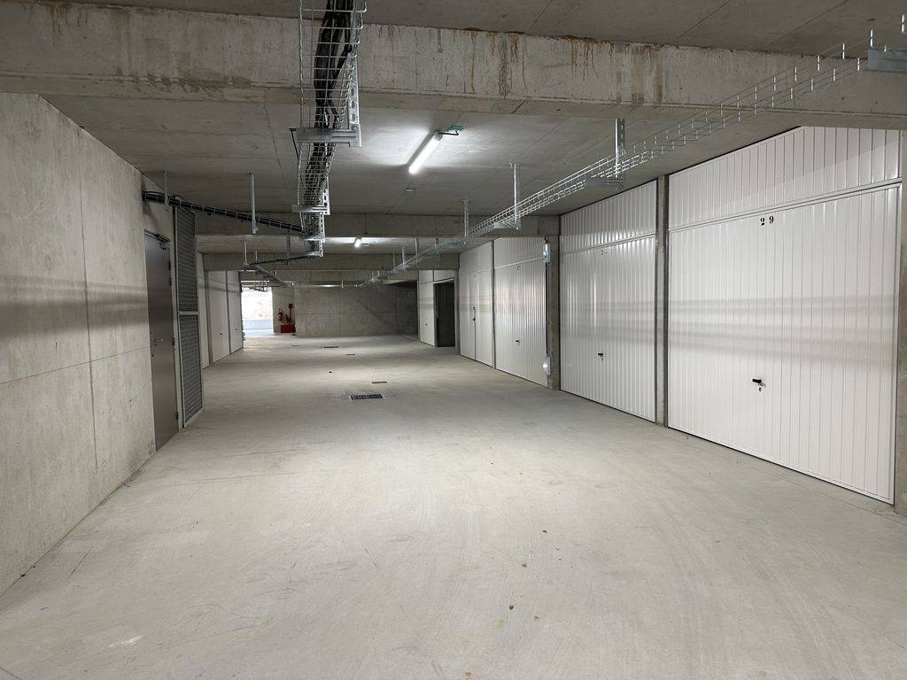 box garage fermé à louer aix en provence quartier pont de l'arc