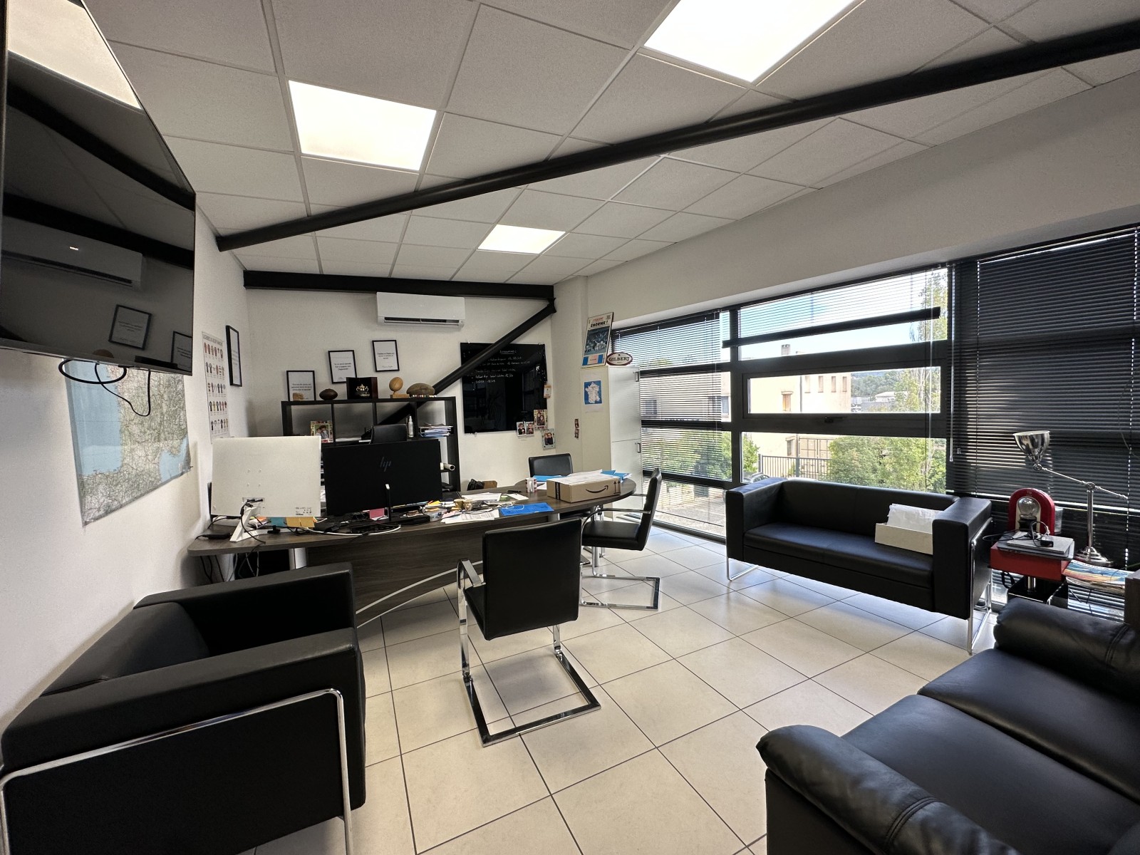 bureaux climatisés et entrepôt communiquant à louer à velaux parc d'activités