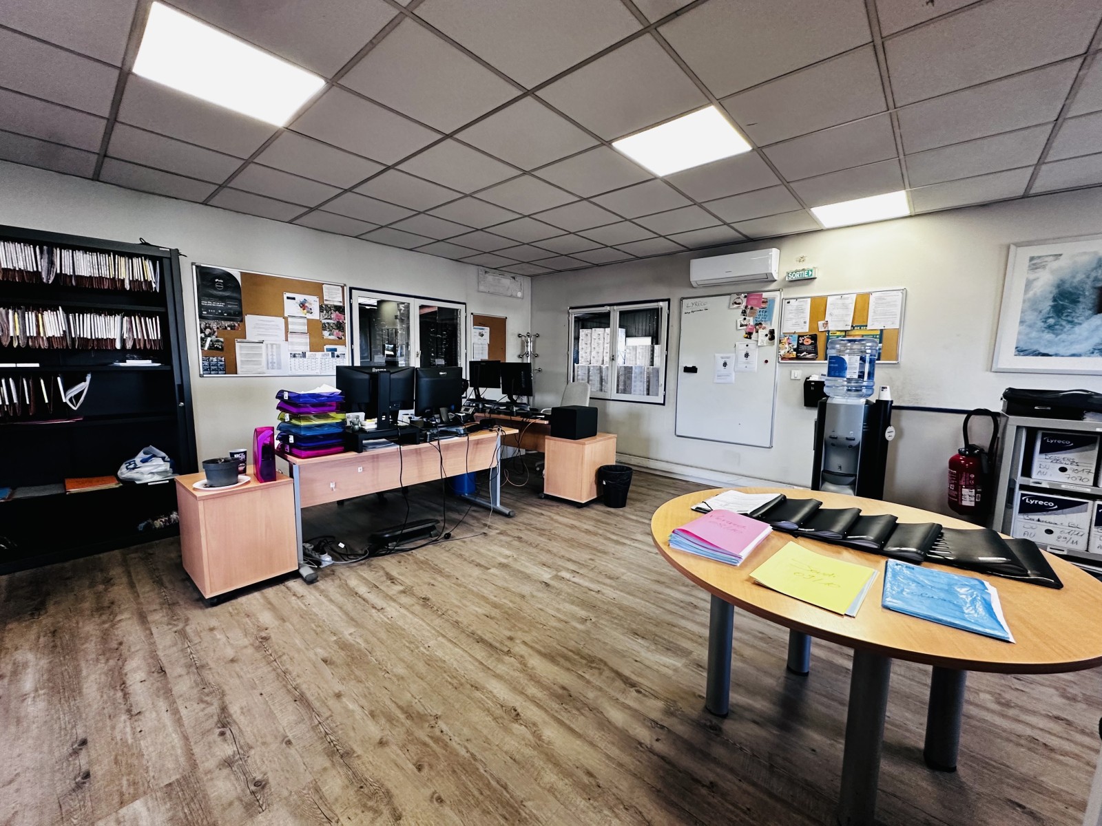 louer un entrepôtd e stockage à velaux 13880 comprenant stockage quai et bureaux climatisés