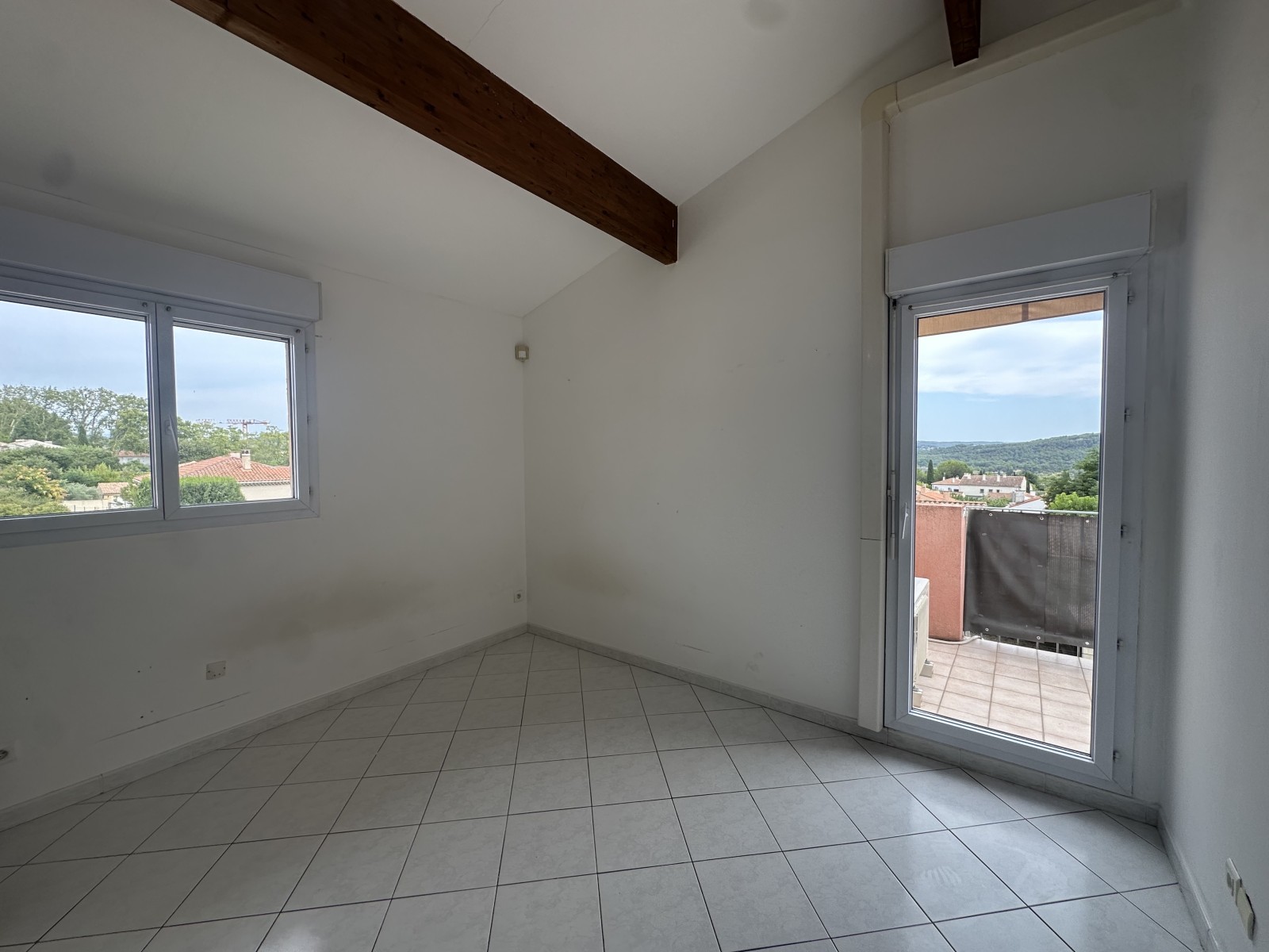 louer à coudux un logement T2 avec balcon cimatisation et grand garage dans le centre du village 13111