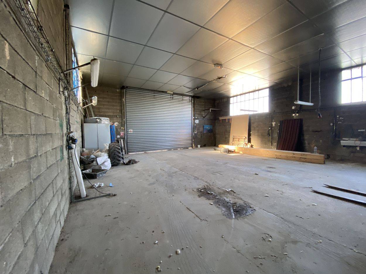 location d'un entrepôt à berre l'étang avec auvent couvert et terrain 13130