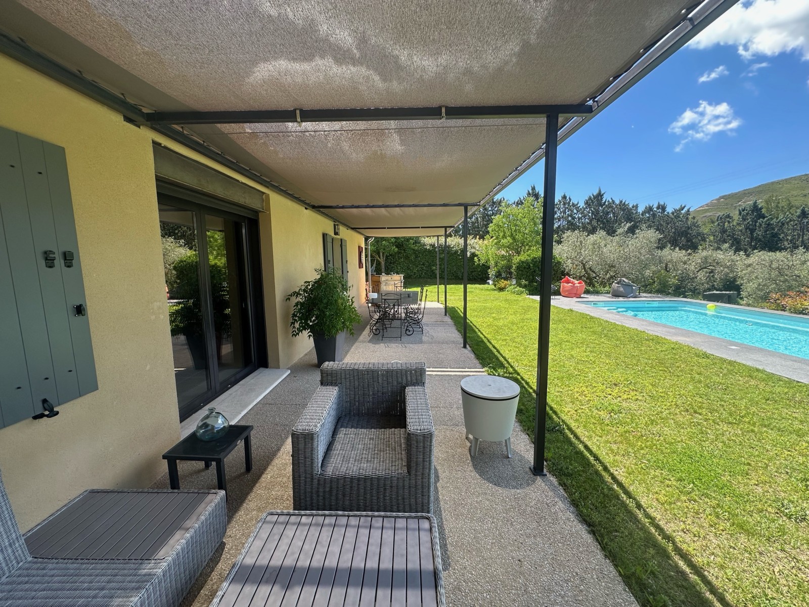 maison en vente T5 avec terrasses piscine jardin arboré et irrigué