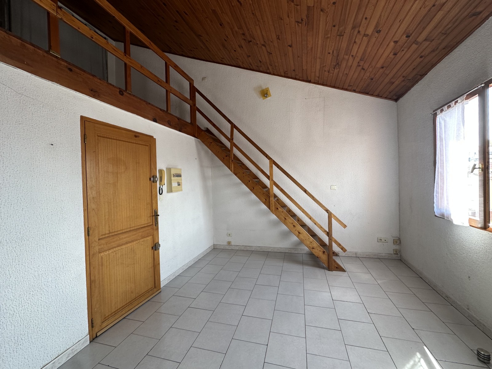 Studio avec mezzanine exposé Ouest quartier st henri Marseille proche des axes autoroutiers